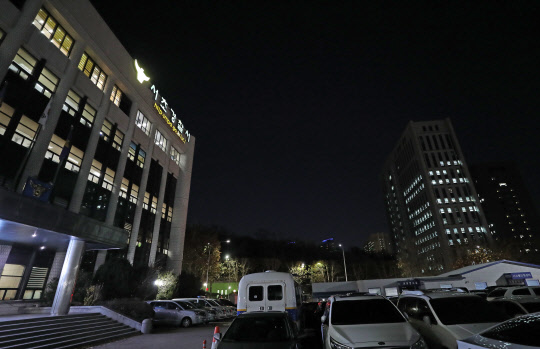 검찰, 서초경찰서 압수수색      (서울=연합뉴스) 김주성 기자 = 검찰이 백원우 전 청와대 민정비서관 밑에서 행정관으로 근무했던 검찰 수사관의 사망 사건과 관련해 2일 서초경찰서를 압수수색 했다.       2일 밤 서울 서초경찰서(왼쪽) 길 건너편에 위치한 서울고검과 서울중앙지검. 2019.12.2      utzza@yna.co.kr  (끝)